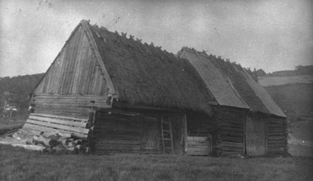 Grange  encorbellement (ou abat-vent)  pieux quarris au toit de chaume, un type de construction typique de la rgion de Charlevoix. Baie-Saint-Paul, Qubec, 1932., © MCC/CMC, Marius Barbeau, 76428