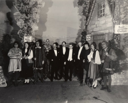 L'quipe de production et d'acteurs de la pice Jeu de Robin et Marion sur la scne, lors du Festival de la chanson et des mtiers du terroir, au Chteau Frontenac en mai 1928, Qubec., © MCC/CMC, Marius Barbeau, B563-4.9