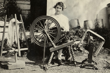 Anna April au rouet, Notre-Dame-du-Portage, Qubec, 1918., © MCC/CMC, Marius Barbeau, B308-21.2