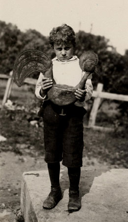 Jeune garon de la famille Lemelin tenant un coq de girouette en mtal, Saint-Franois, Qubec, 1925., © MCC/CMC, Marius Barbeau, 65769