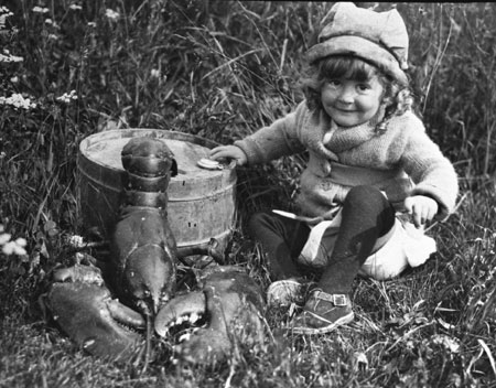 Dalila Barbeau, photographie avec un homard de 14 livres, Port Daniel, Qubec, 1922., © MCC/CMC, Marius Barbeau, 57140