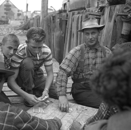 Pcheurs jouant au poker  l'argent sur le quai, Paspbiac, Gaspsie, Qubec, 1958., © MCC/CMC, Carmen Roy, J-15483