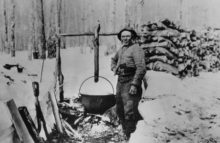 Vincent Lessard  l'extrieur de sa cabane  sucre faisant bouillir l'eau d'rable dans des chaudrons de fonte, Saint-Joachim de Montmorency, Qubec, 1919., © MCC/CMC, J.G. Morel, 79220