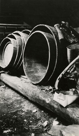 Rcipients et cuves d'corce de fabrication artisanale pour recueillir l'eau d'rable  l'rablire de Vincent Lessard, Saint-Joachim de Montmorency, Qubec, 1936., © MCC/CMC, Marius Barbeau, 80936