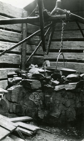 Marmittes et supports pour bouillir l'eau d'rable sur le feu, 1936., © MCC/CMC, Marius Barbeau, 80937