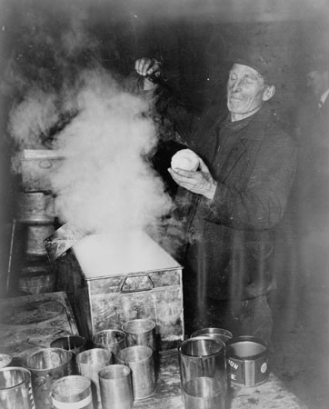 Homme faisant bouillir l'eau d'rable, Qubec, c.1945., © MCC/CMC, J4334