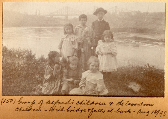 Groupe d'enfants   Saint John, Nouveau-Brunswick, le 12 aot 1898,
© CMC/MCC, E.L. Brittain, PR 2004-001.36.4-150, CD2004-048