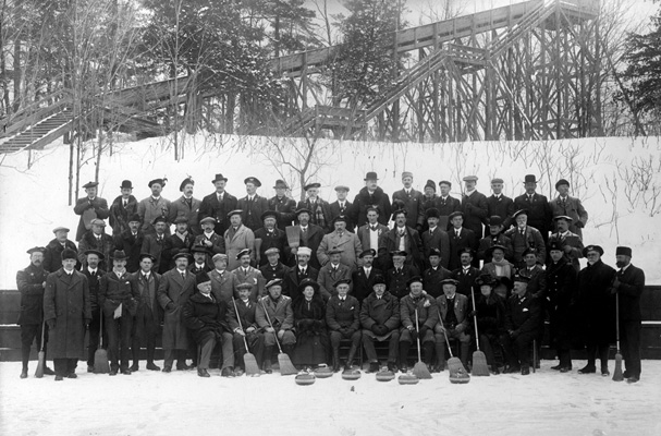 Des membres du Rideau Curling club avec des visiteurs de l'cosse. E.L.
Brittain est au premier rang, assis, deuxime de la gauche, le 17 janvier
1912., © CMC/MCC, E.L. Brittain, CD2000-31-16a