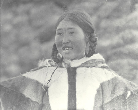 Kila Arnauyuk, femme inuite du Cuivre,  Bernard Harbour, Territoires du Nord-Ouest (Nunavut), © MCC/CMC, R.M. Anderson, 51225