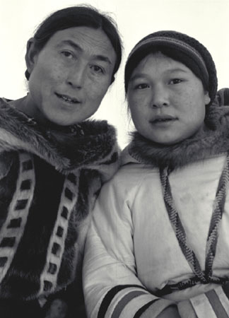 Aggeok and Kooyoo Pitseolak, © CMC/MCC, Peter Pitseolak, 2000-913