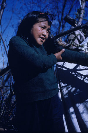 Marion Able, jeune Autochtone d'appartenance gwitch'in (kutchine) et fille de l'ancien chef Charlie Able, Old Crow,Yukon, © MCC/CMC, Pre J.M. Mouchet, S2004-1308