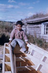 Steven Frost (fils), un garon gwitchin (kutchin) assis dans un bateau construit par son pre, Old Crow, Yukon, © MCC/CMC, Pre J.M. Mouchet, S2004-1340