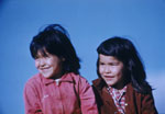 Mary et Louise Frost, jeunes filles d'appartenance gwitchin (kutchine), Old Crow, Yukon, © MCC/CMC, Pre J.M. Mouchet, S2004-1359