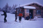 Groupe d'adolescents d'appartenance gwitchin (kutchine) s'apprtant  skier  Old Crow, Yukon, © MCC/CMC, Pre J.M. Mouchet, S2004-1464