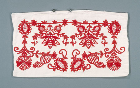 Cette housse d'oreiller est confectionnée de lin blanc, brodée avec du satin de soie rouge et ornée de motifs de fleurs et d'oiseaux et de trois boutons., © MCC/CMC, 76-517