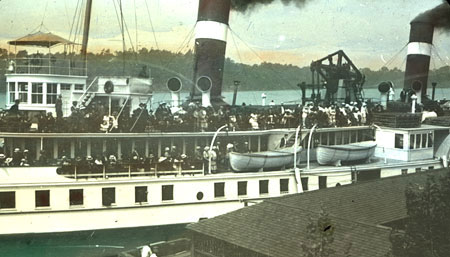 S.S. Chippewa au quai de Lewiston, NY, sur la rivière Niagara, © MCC/CMC, O.12-2-3 LS