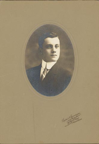 Photographie d'un homme avec un col et un cravat, par Laprés & Lavergne, Montréal, Québec