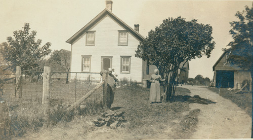 Photographie de M. et Mme. Hawn, tisseurs, devant leur maison à Newington, Ontario