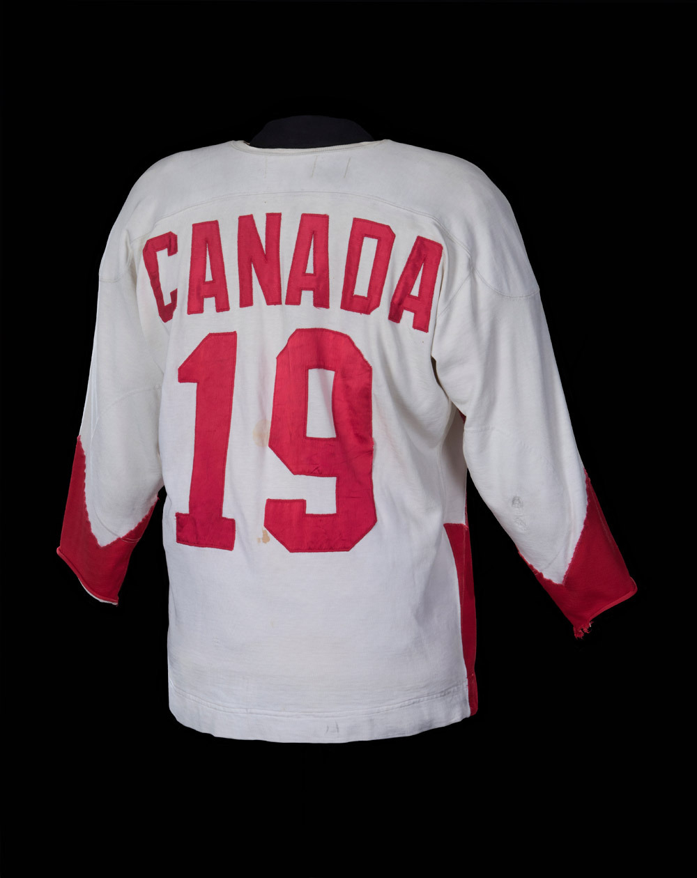 L’endos d’un chandail de l’équipe nationale canadienne de hockey arborant le numéro 19
