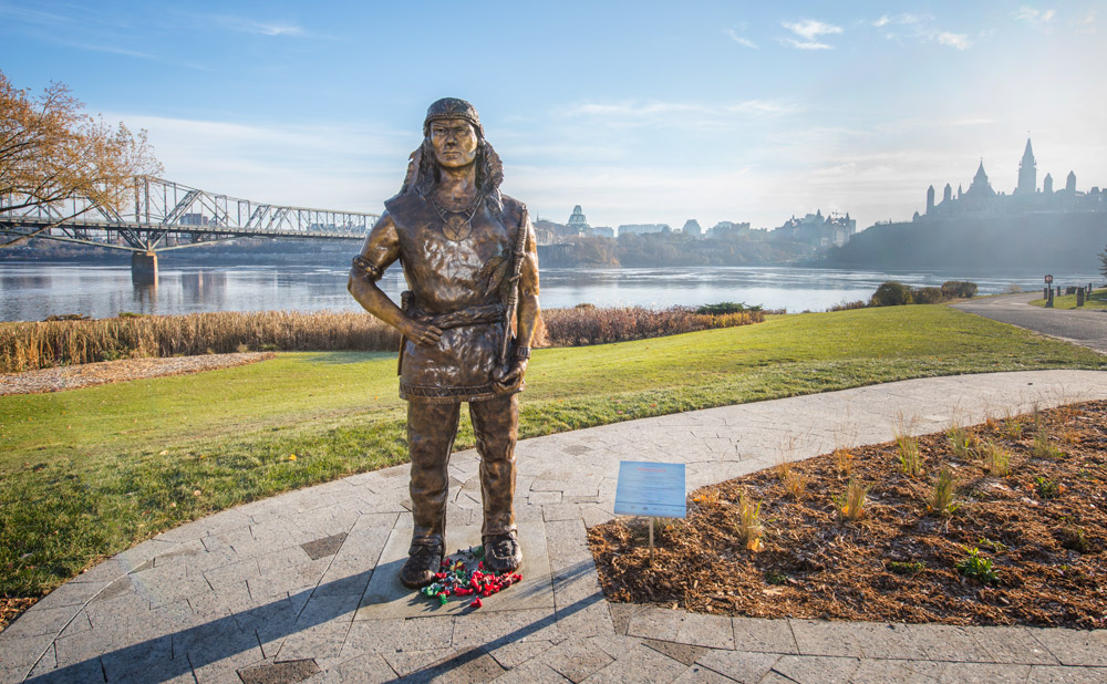 Sculpture d’un chef autochtone sur le terrain du Musée