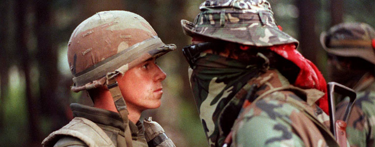 Face-à-face entre un soldat et un manifestant