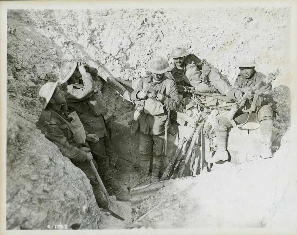 Photographie en noir et blanc de soldats se trouvant dans une tranchée prise à l’ennemi