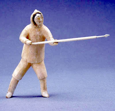 Sculpture d'un chasseur se tenant debout avec un harpon.