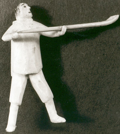 Sculpture d'un homme debout avec une épuisette à glace