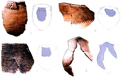 Quatre pièces de céramique différentes.