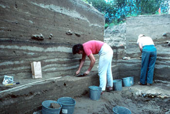 Deux personnes dans un site d'excavation archéologique.