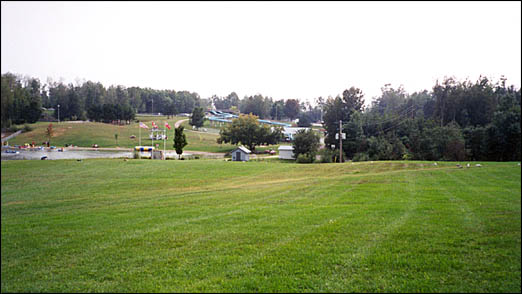 Vue panoramique d'un parc d'attractions et d'un lac.