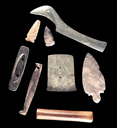 Plusieurs artéfacts faits de pierre.