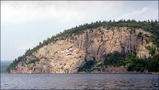 Une falaise ressortant de l'eau.