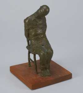 Autumn Hostage, une sculpture réalisée par William McElcheran représentant Pierre Laporte ligoté, 1971, bronze,