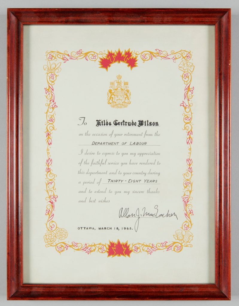 Certificat remis par A. MacEachen, ministre du Travail, à une employée partant à la retraite, le 18 mars 1965. Don de la Succession de Hilda Wilson, Ottawa (Ontario), Musée canadien de l’histoire, 978.197.8.