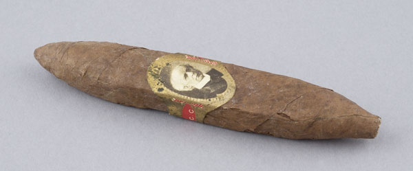 Cigare de tabac brun, cerclé d’une étiquette arborant une photographie de Laurier. Musée canadien de l’histoire, 2002.125.1266