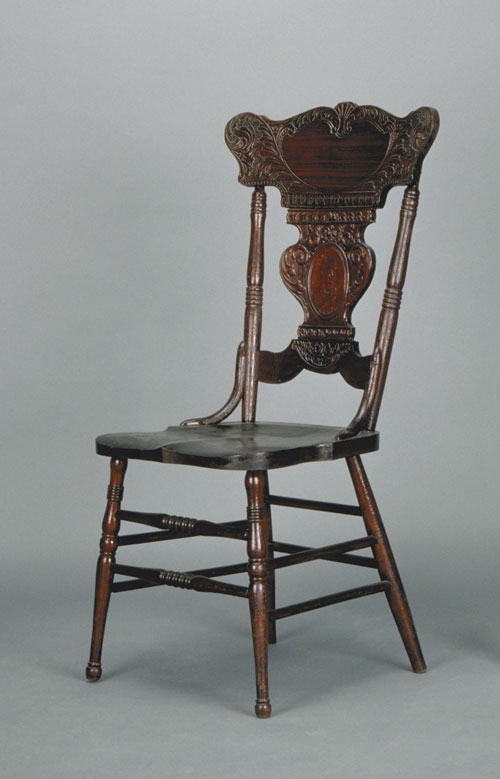 Chaise d’appoint avec dossier orné en son centre de l’effigie de sir Wilfrid Laurier. Musée canadien de l’histoire, A-1619 f