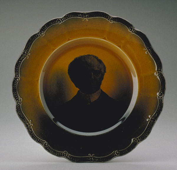 Assiette en terre cuite ornée d’un portrait de sir Wilfrid Laurier. Musée canadien de l’histoire, 980.111.285