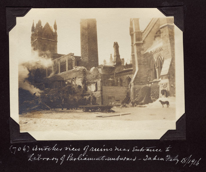Photos des édifices du Parlement prises quelques jours après l’incendie. Musée canadien de l’histoire, photos d’Edwin Lester Brittain, PR2004-012.8.1-697, PR2004-012.11.2-705