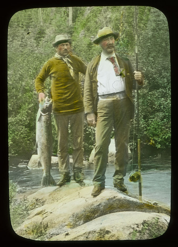 Deux hommes pêchant du saumon