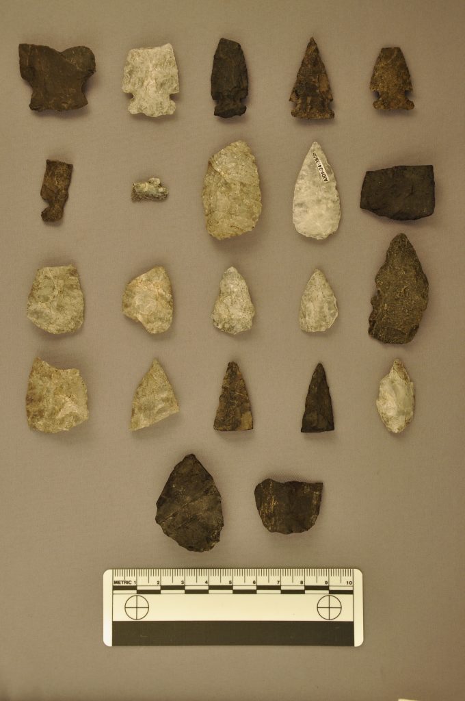 4)Des pointes de projectile en pierre provenant du site de la maison dégagée en 2010. Photo : Matthew Betts, Musée canadien de l’histoire 