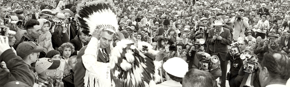 John Diefenbaker est honoré du titre de chef Walking Buffalo que lui décerne le chef Little Crow de la Première Nation sioux