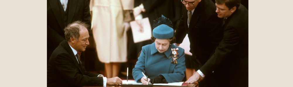Sa Majesté la reine signe la Constitution
