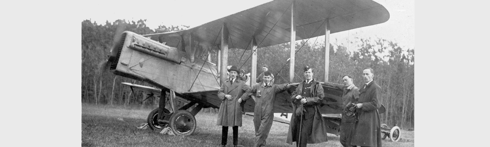Des hommes à côté d’un avion utilisé pour le premier vol transcanadien