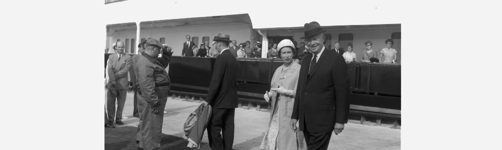 Elizabeth II et le président des États-Unis Eisenhower à l’ouverture de la Voie maritime du Saint-Laurent