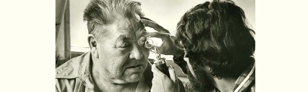 L’infirmier Chris Lemphers examine l’œil de l’aîné haïda Edward Jones
