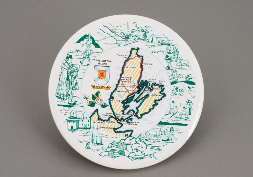 Sous-plat avec carte de l’ile du Cap-Breton, années 1950. Musée canadien de l’histoire, collection Auguste Vachon et Paula Gornescu-Vachon, 2009.4.540 (photo IMG2012-0367-0191-Dm).
