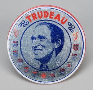Macaron politique avec le Très Honorable Pierre Elliott Trudeau. 