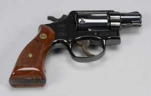 Revolver Smith & Wesson, modèle 10, calibre .38, fourni à l’avocat Robert Demers par la Sûreté du Québec pour sa protection lors des négociations avec le FLQ. 