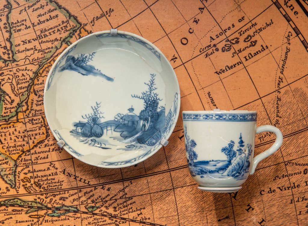 Tasse et soucoupe de porcelaine d’exportation chinoise retrouvées sur le site du naufrage du Machault, un navire français qui a sombré dans l’estuaire de la rivière Restigouche (Québec) en 1760. Prêt de Parcs Canada. 